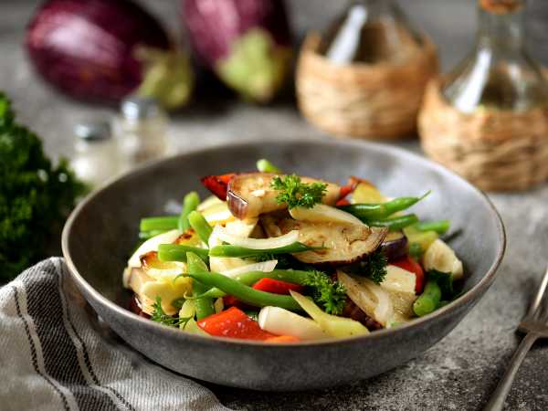 Простой салат из баклажанов — рецепт с фото и видео