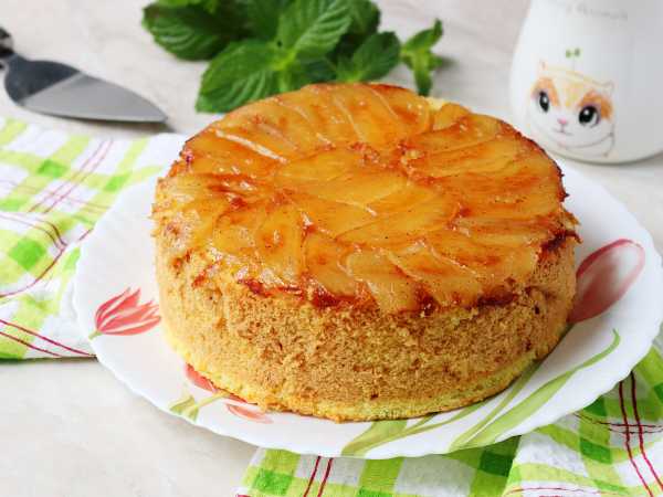 Как приготовить бисквитный торт с яблоками в карамели