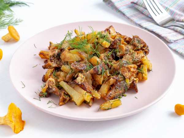 Лисички с картошкой — жареные ароматные грибы с картофелем