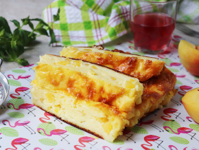 Творожная запеканка с персиками и клубникой. u 938008468b3c881345de771395b77755. Творожная запеканка с персиками и клубникой фото. Творожная запеканка с персиками и клубникой-u 938008468b3c881345de771395b77755. картинка Творожная запеканка с персиками и клубникой. картинка u 938008468b3c881345de771395b77755. В глубокой миске соедините творог, сахарный песок и куриные яйца. Для аромата можете добавить одну чайную ложку ванильного сахара или ванилин на кончике ножа.