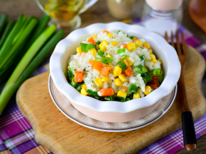 Рис с консервированной кукурузой, луком и морковью