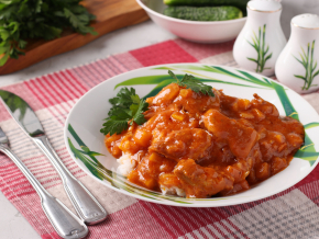 Гуляш из свинины с морковью, луком, мукой и томатной подливкой на сковороде — рецепт с фото и видео
