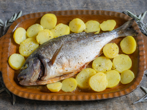 Рыба дорадо, запеченная с овощами