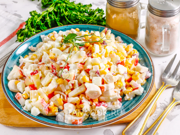 Крабовый салат с яйцами, яблоком и кукурузой, рецепт с фото