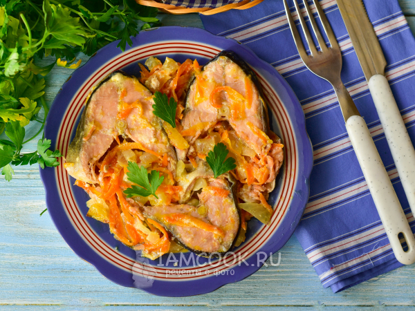 Горбуша с луком и морковью на сковороде, рецепт с фото
