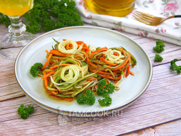 Салат из кабачков с огурцами и морковью, рецепт с фото
