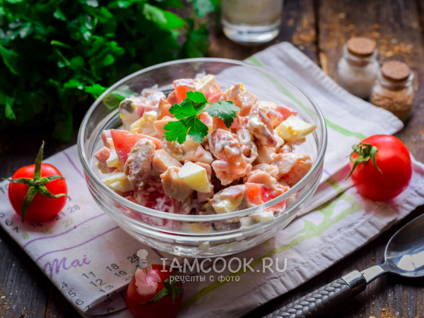 Салат с копченой курицей, ветчиной и помидорами, рецепт с фото