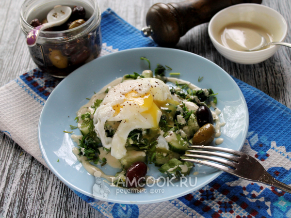 Салат из крапивы с яйцом-пашот и огурцом, рецепт с фото