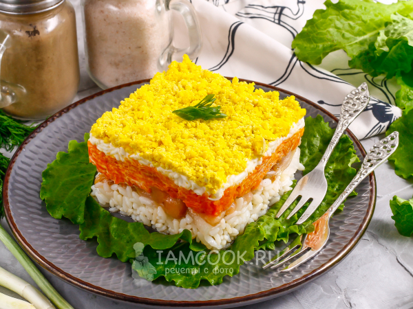 Слоеный салат с семгой, сыром и рисом