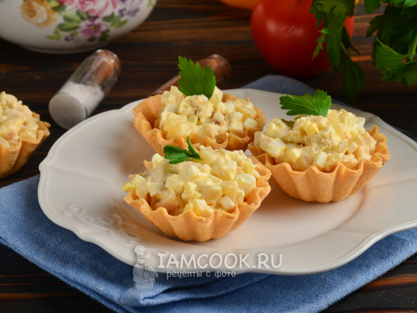 Тарталетки с курицей, ананасом и грецким орехом — рецепт с фото