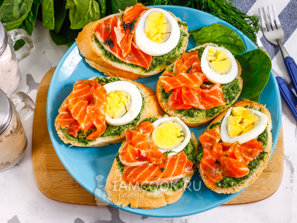 Бутерброды с красной рыбой и соусом из зелени, рецепт с фото