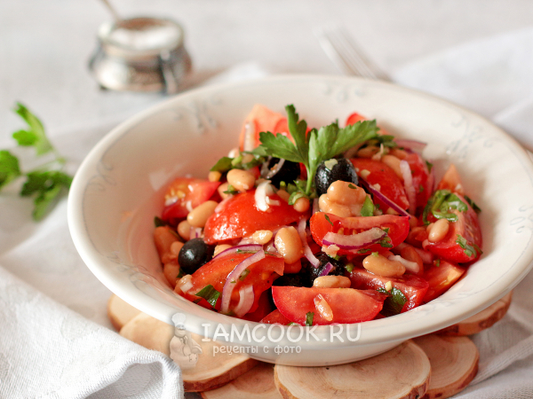 Салат из консервированной фасоли, помидоров, лука и зелени — рецепт с фото пошагово
