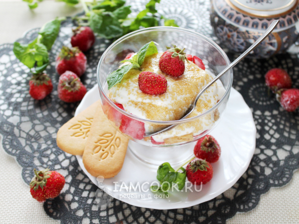 Трайфл с замороженными ягодами и сметаной, рецепт с фото