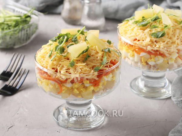 Слоёный салат с ананасами, курицей и жареными грибами - пошаговый рецепт с фото на конференц-зал-самара.рф