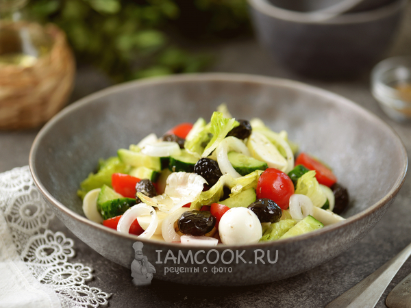 Греческий салат с моцареллой, рецепт с фото