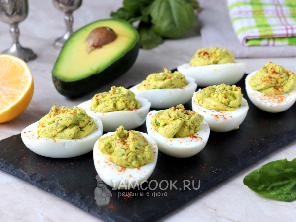 Яйца, фаршированные авокадо, рецепт с фото