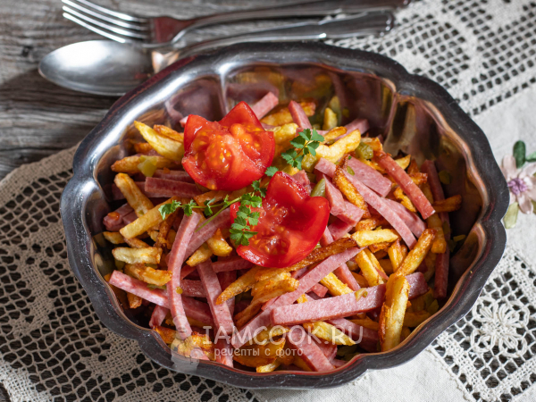 Салат с картошкой фри и колбасой, рецепт с фото