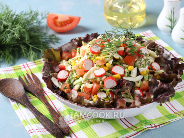 Крабовый салат с капустой, кукурузой и помидором, рецепт с фото