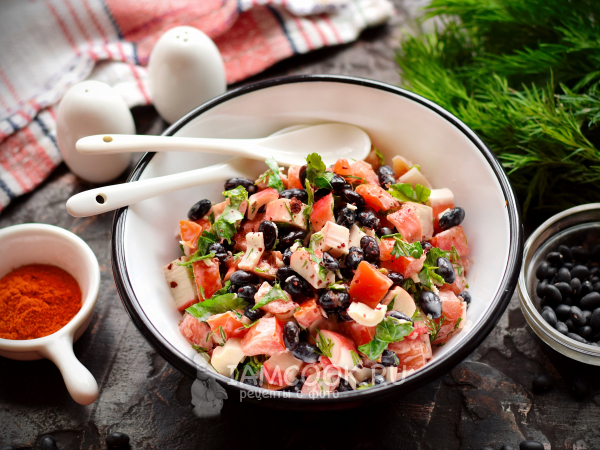 Острый салат с крабовыми палочками и черной фасолью, рецепт с фото