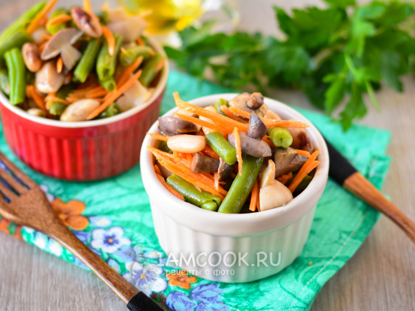 Салат с фасолью, маринованными грибами и корейской морковью, рецепт с фото