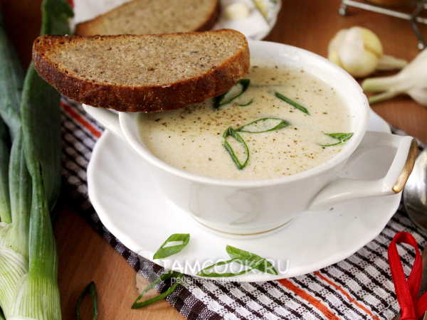 Сливочный суп с чесночными гренками по-французски, рецепт с фото