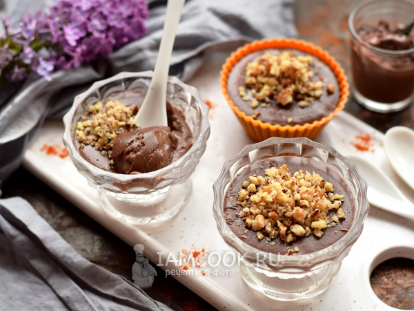 Шоколадный десерт за 10 минут (с молоком и орехами), рецепт с фото