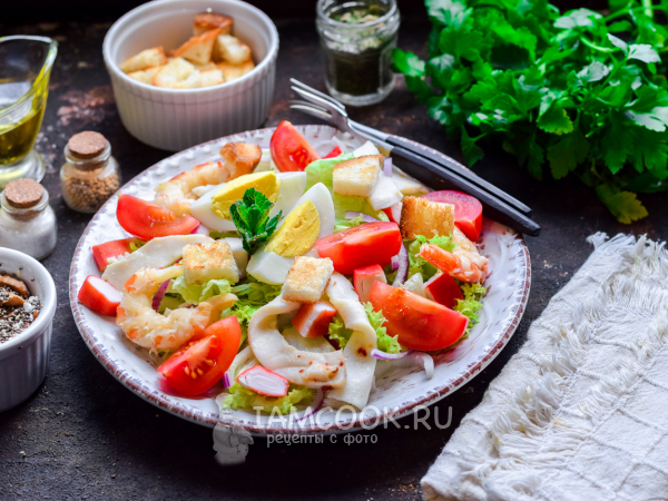Диетический салат с креветками и маринованными кальмарами, рецепт с фото