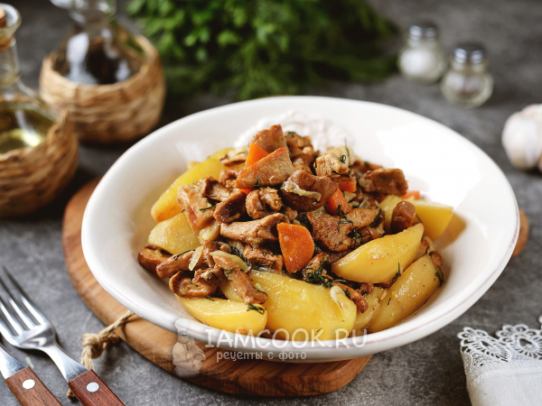 Жареная картошка с лисичками: на сковороде, в мультиварке, рецепты, калорийность
