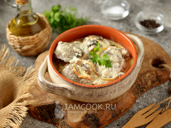 Печень кролика с грибами в сметанном соусе на сковороде — рецепт с фото пошагово
