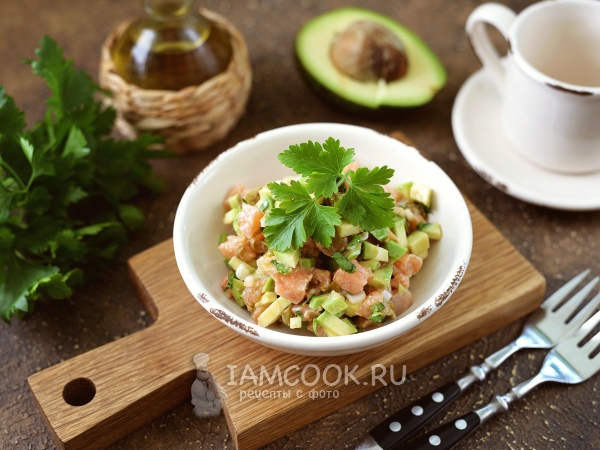 Тартар из лосося с авокадо и каперсами, рецепт с фото