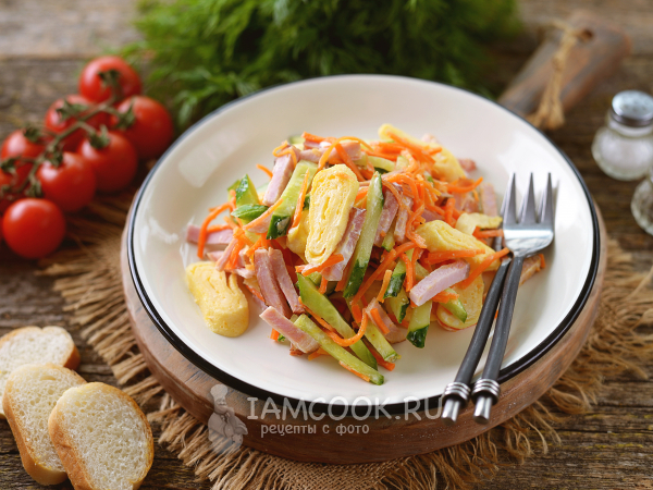 Салат с корейской морковкой и яичными блинами, рецепт с фото