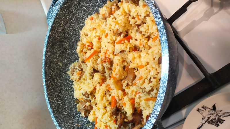 Плов из свинины в казане на плите — классический рецепт с фото пошагово ...
