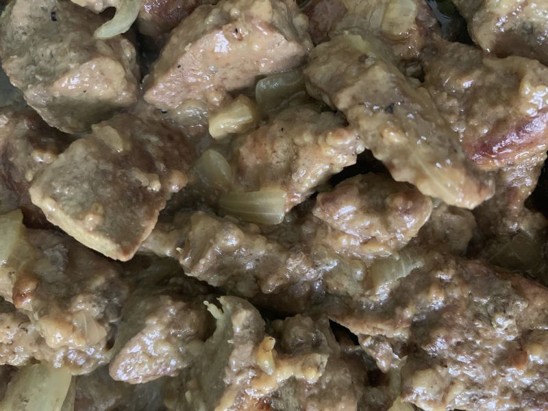 Жареная говяжья печень с луком на сковороде классический рецепт фото пошагово