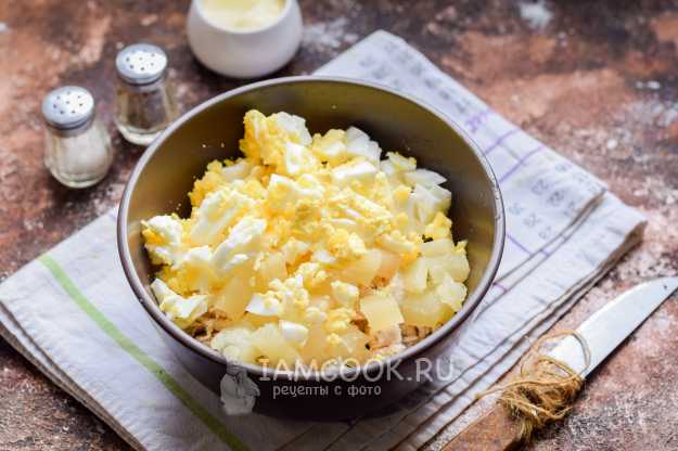 Салат с курицей и ананасом слоями