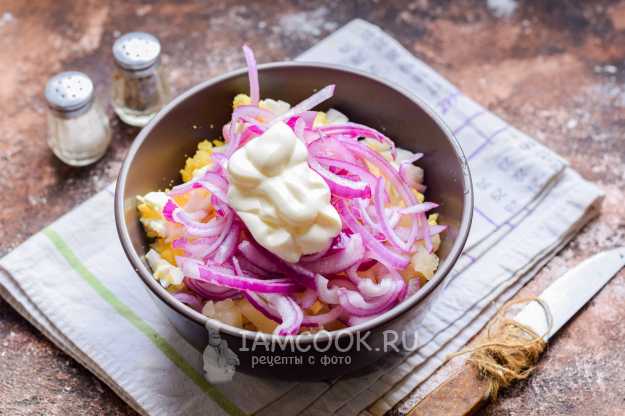 Салат из курицы с ананасами и маринованным луком — рецепт с фото пошагово