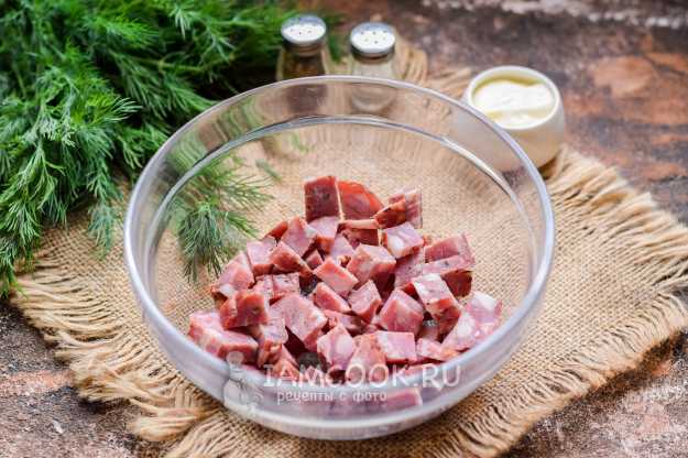 Салат со свеклой и колбасой - пошаговый рецепт с фото на азинский.рф