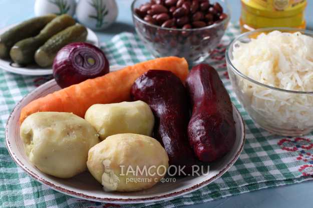 Винегрет с фасолью и маринованной капустой