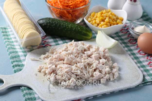 Рецепт салата «Ромашка» с чипсами и курицей - Лайфхакер