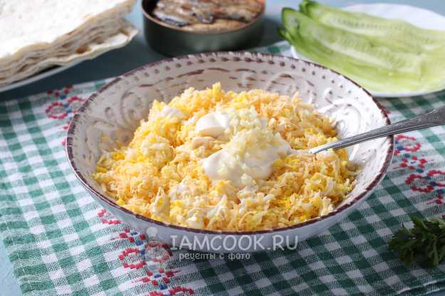 Лаваш со шпротами и маринованными огурцами