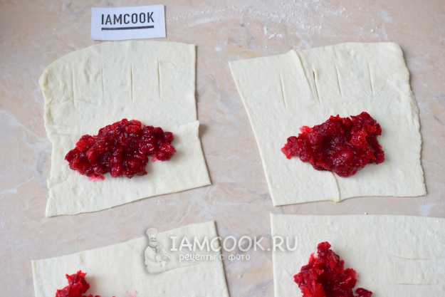 Пирог с брусникой из слоеного бездрожжевого теста - рецепт в духовке с пошаговыми фото