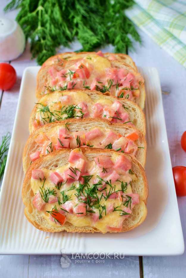 Бутерброды с колбасой, сыром и помидорами