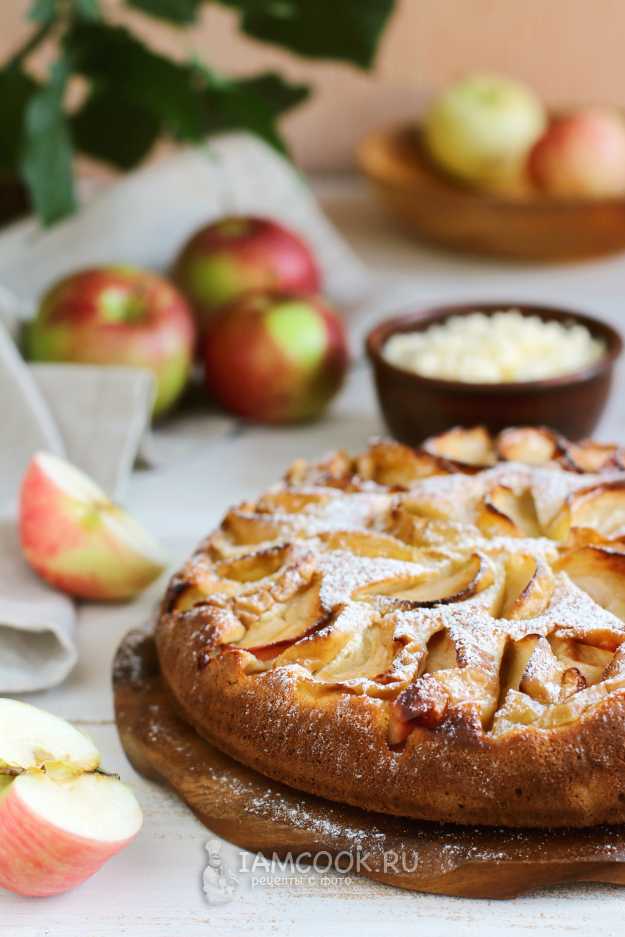 Заливной творожный пирог с яблоками