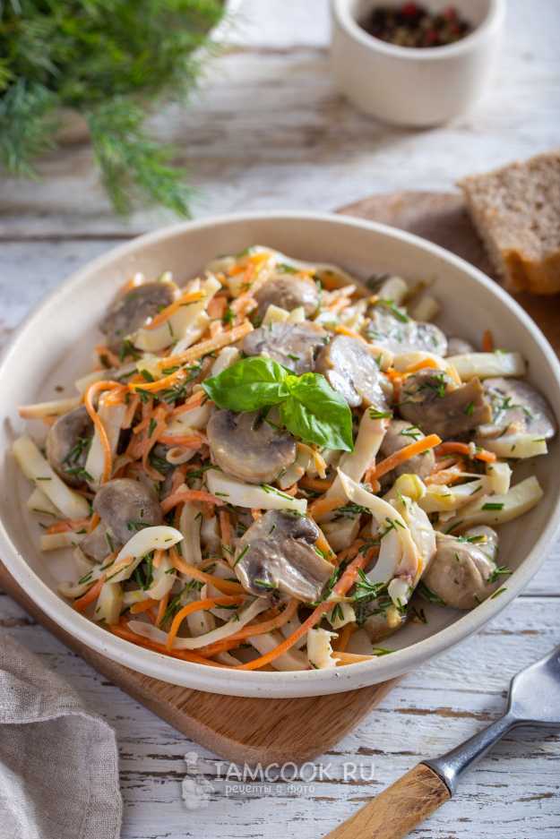 Рецепт: Салат с кальмарами - С кальмарами, морковью и грибами