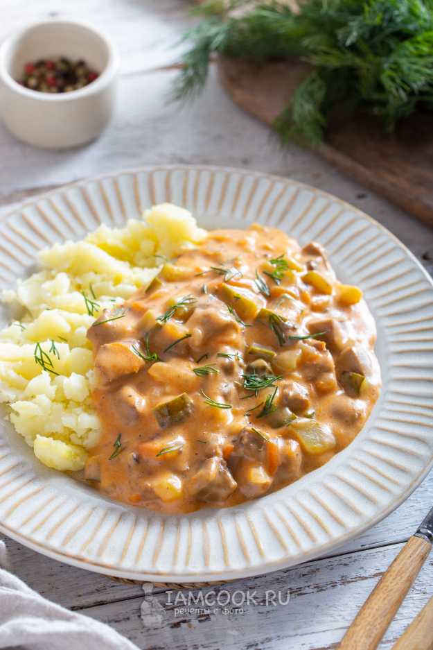 Почки в сметане с грибами и солеными огурцами