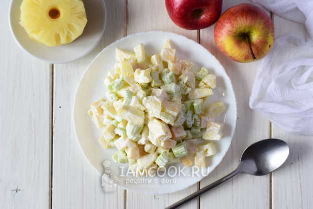 Салат с курицей, сельдереем и яблоком