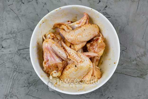 Как приготовить куриные крылышки в духовке с картошкой в рукаве