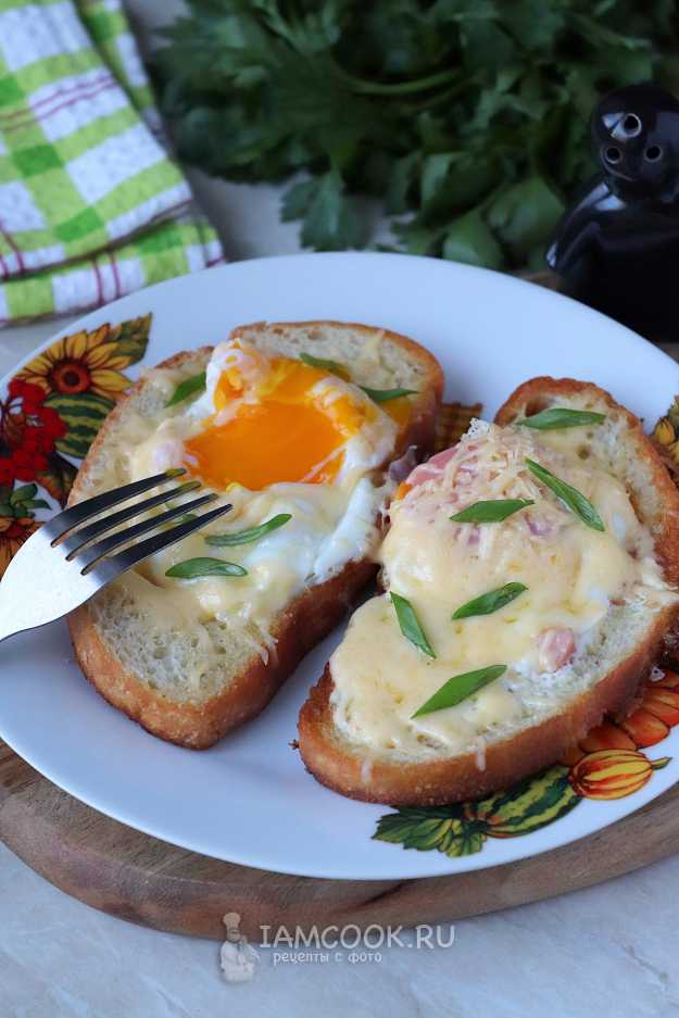 Яичница в хлебе с колбасой и сыром на сковороде — рецепт с фото пошагово