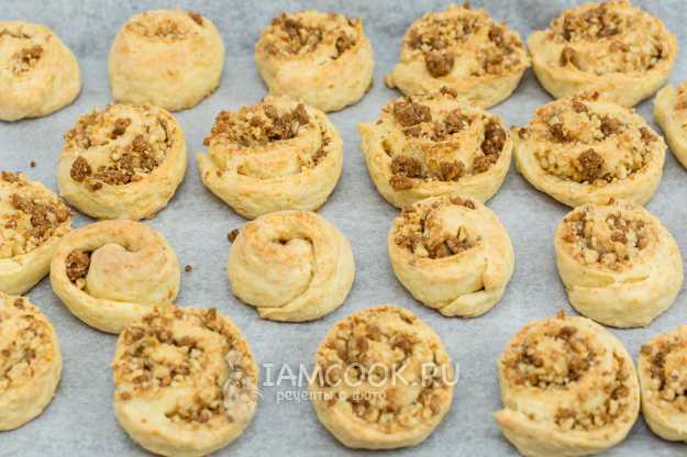 Песочное печенье с ореховой начинкой на сметане