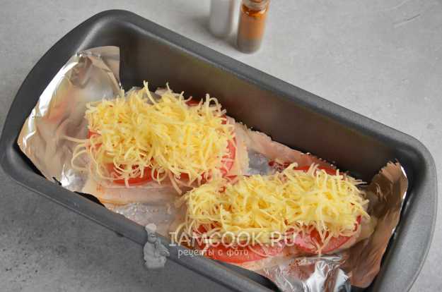 Пошаговые этапы приготовления трески, запеченной с помидорами и сыром