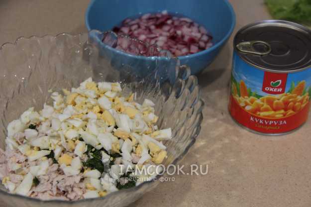 Салат с курицей, кукурузой и маринованным луком